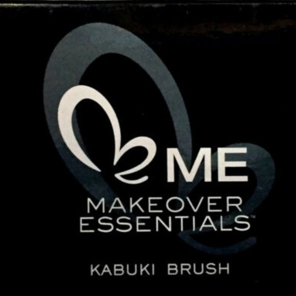 Makeover Essentials ME Kabuki Makeup Brush w/ Case - Picture 3 of 4